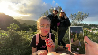 Страстная минета в публичной обстановке – осторожно, возбуждает!