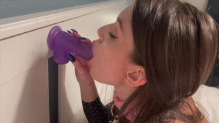 Жесткая игра с дилдо и оральными ласками в эротическом видео