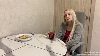 Соседка зашла на чай, а осталась на ночь – страстное знакомство