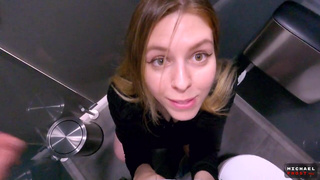 В туалете: русские шлюхи трахаются и писают без цензуры