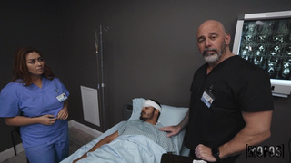 Медсестра и санитар устроили горячее порно в процедурной